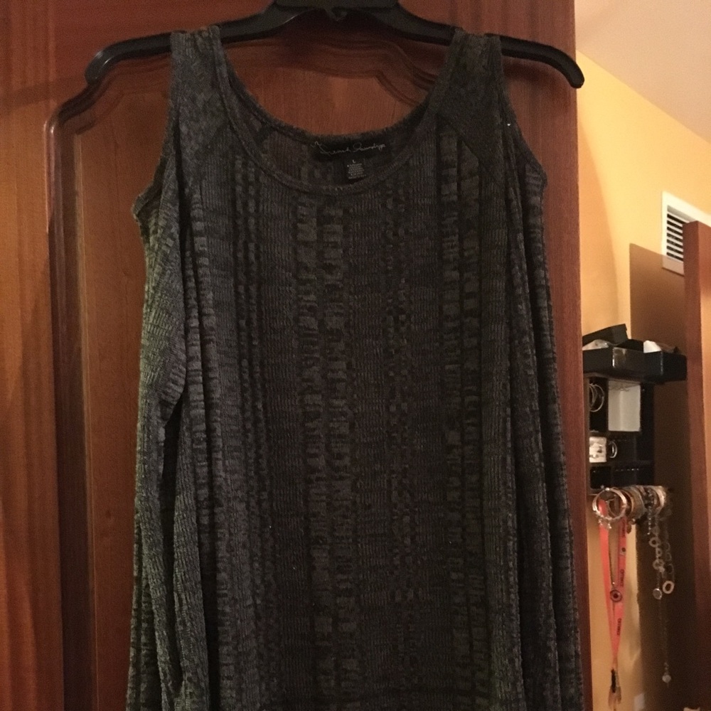 Long sleeve, open shoulder top